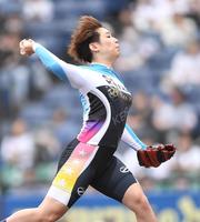 始球式を務めるガールズケイリンの柳原真緒（撮影・開出牧）