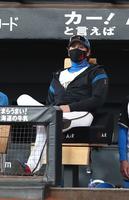 ９回、グラウンドを見つめる新庄剛志監督＝エスコンフィールドＨＯＫＫＡＩＤＯ（撮影・中島達哉）