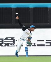 　２回、頓宮の打球を捕球し、三塁へ送球する万波（撮影・中島達哉）