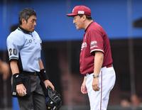 　５回、投手交代を告げる石井監督（右）＝撮影・開出牧