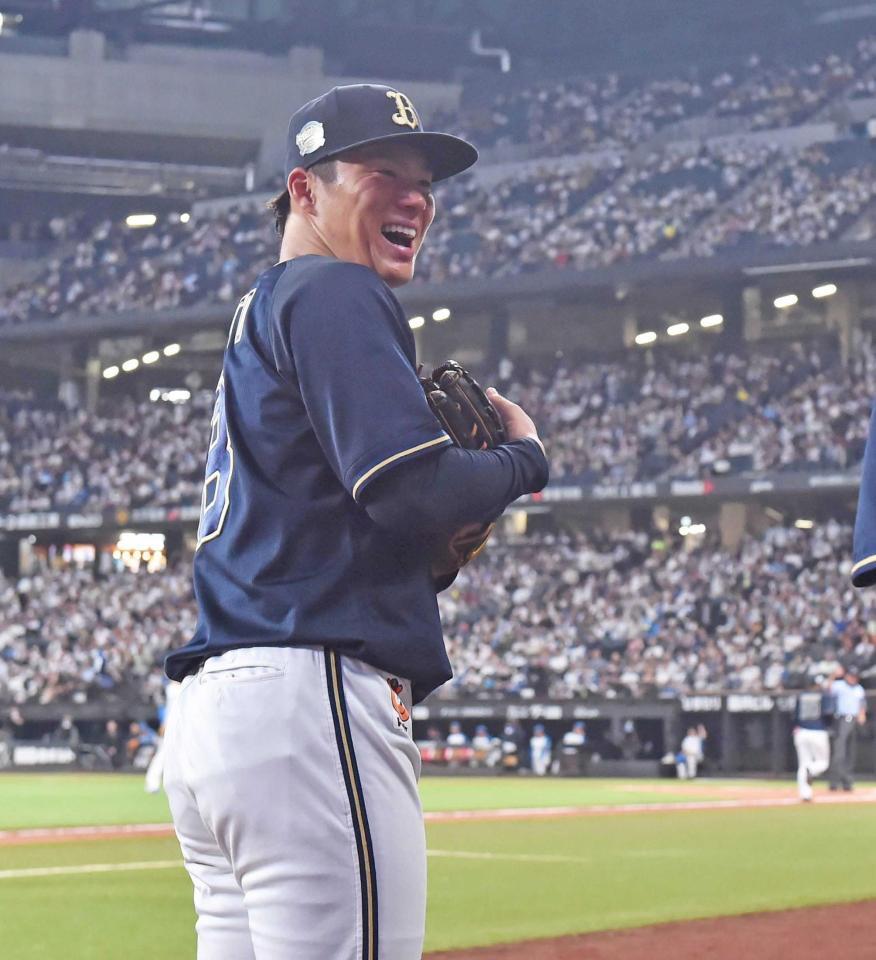 　３回、大城の２ランに笑顔を見せる山本