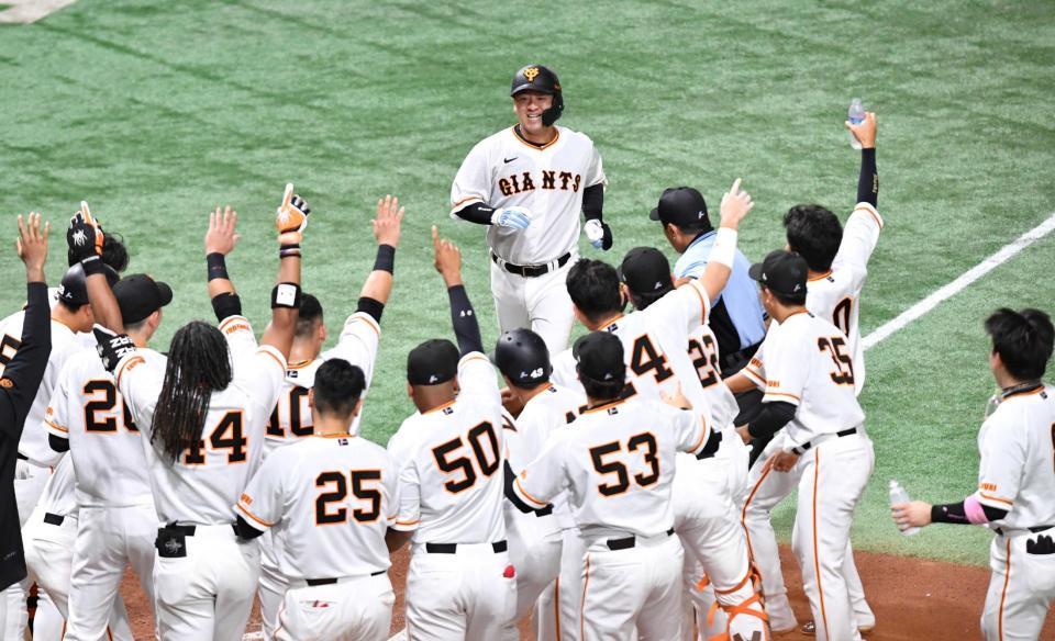 　延長１０回、サヨナラ弾を放ち、ナインに出迎えられる岸田