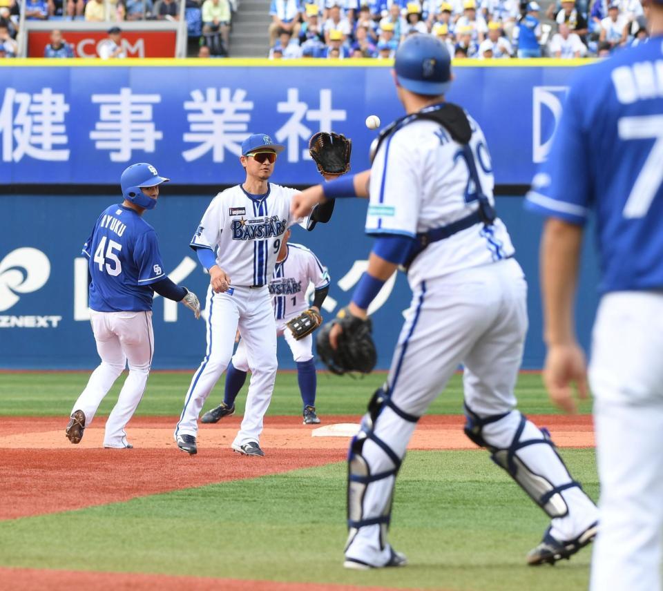 ６回表中日２死一，二塁、岡林勇希は二塁へのゴロ。ＤｅＮＡ内野陣はランダウンプレーに持ち込むが、１死も取れず＝横浜スタジアム（撮影・佐藤厚）