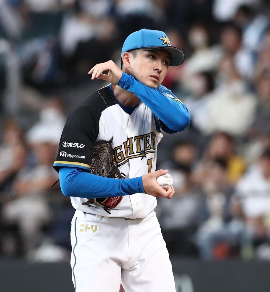 　５回、勝ち越しを許し、汗をぬぐう上沢（撮影・中島達哉）