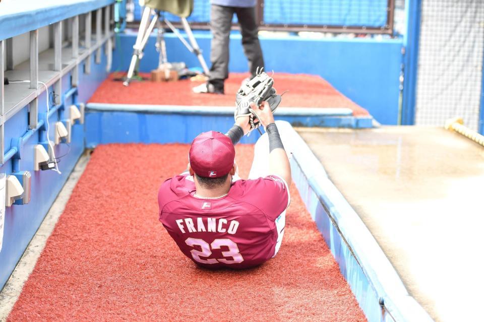 　３回、ポランコのファウルフライを追いかけ三塁側カメラマン席に転落するフランコ（撮影・開出牧）