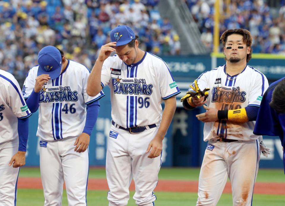 　中日と引き分け、ファンにあいさつするバウアー（中央）らＤｅＮＡナイン