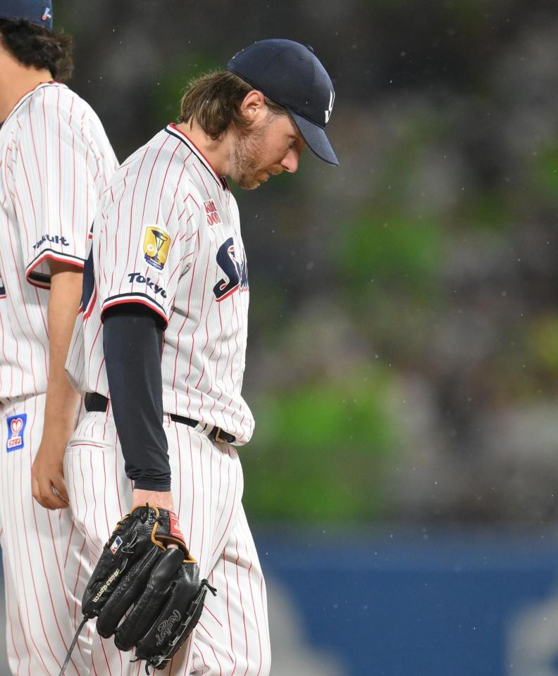 　６回、堂林に２点適時二塁打を浴び、降板するピーターズ（撮影・伊藤笙子）