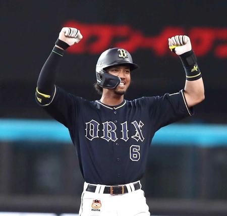 　５回、勝ち越し２点二塁打を放ちガッツポーズの宗（撮影・中島達哉）