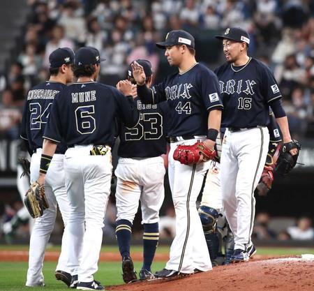 　５連勝しマウンドでタッチを交わすオリックスナイン