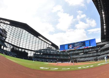 　屋根が開いた状態で練習する日本ハムナイン（撮影・中島達哉）