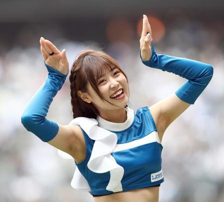 　試合前、宇宙ダンスを踊るファイターズガールの竹市琴美さん（撮影・中島達哉）