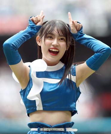 　試合前、宇宙ダンスを踊るファイターズガールの橋本莉々花さん（撮影・中島達哉）