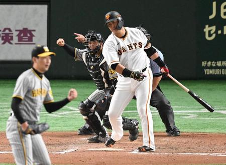 　１２回、チャンスで空振り三振に倒れる中田翔（撮影・金田祐二）