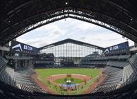 　試合前、屋根が開いたエスコンフィールドＨＯＫＫＡＩＤＯ（撮影・中島達哉）