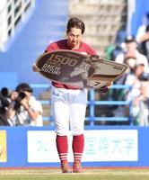 　通算１５００試合出場を達成しボードを手に頭を下げる鈴木大（撮影・開出牧）