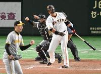 　１２回、チャンスで空振り三振に倒れる中田翔（撮影・金田祐二）