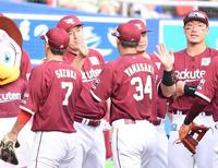 　ロッテに快勝し鈴木大（７）らナインとタッチをかわす石井監督（左後方）＝撮影・開出牧