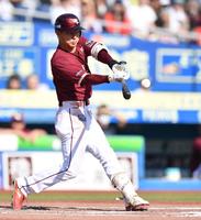 　６回、走者一掃の中越え適時二塁打を放つ村林（撮影・開出牧）