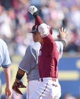 　６回、走者一掃の中越え適時二塁打を放ちガッツポーズを決める村林（撮影・開出牧）