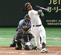 　１２回、空振り三振に倒れるウォーカー（撮影・金田祐二）