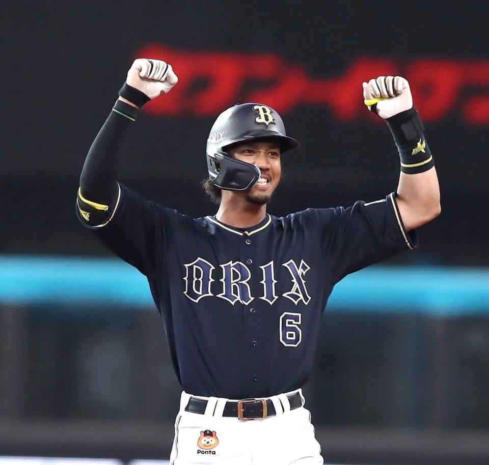 　５回、勝ち越し２点二塁打を放ちガッツポーズの宗（撮影・中島達哉）