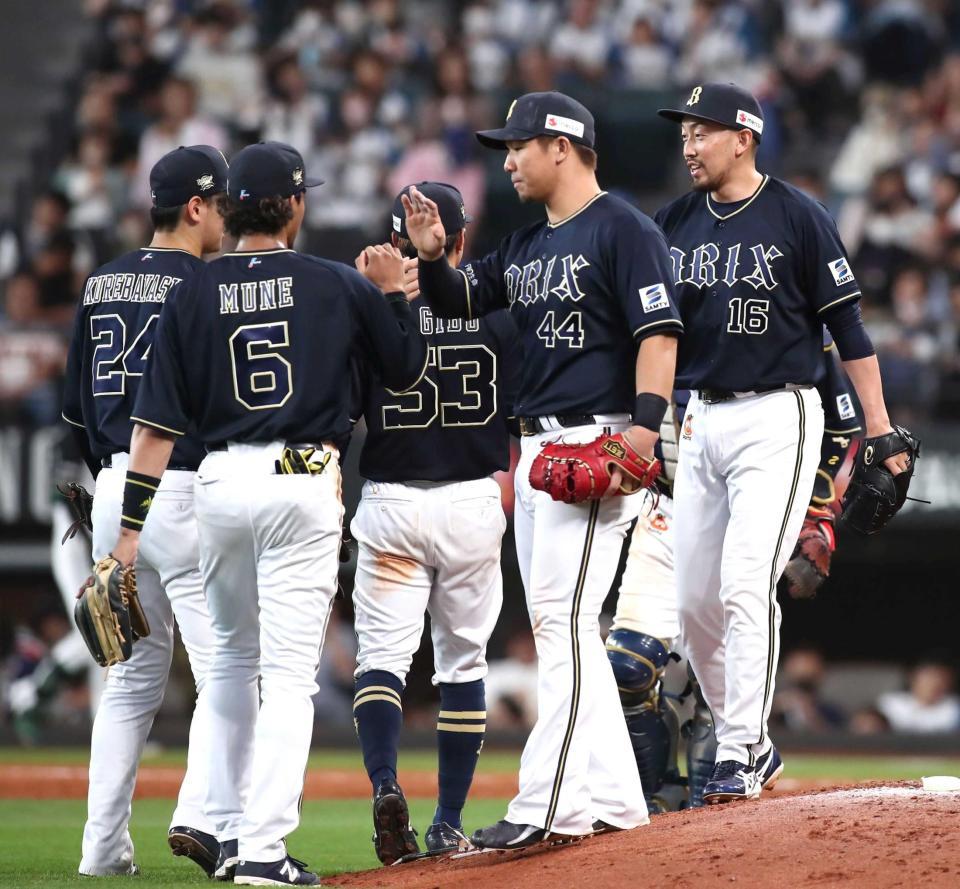 　５連勝しマウンドでタッチを交わすオリックスナイン