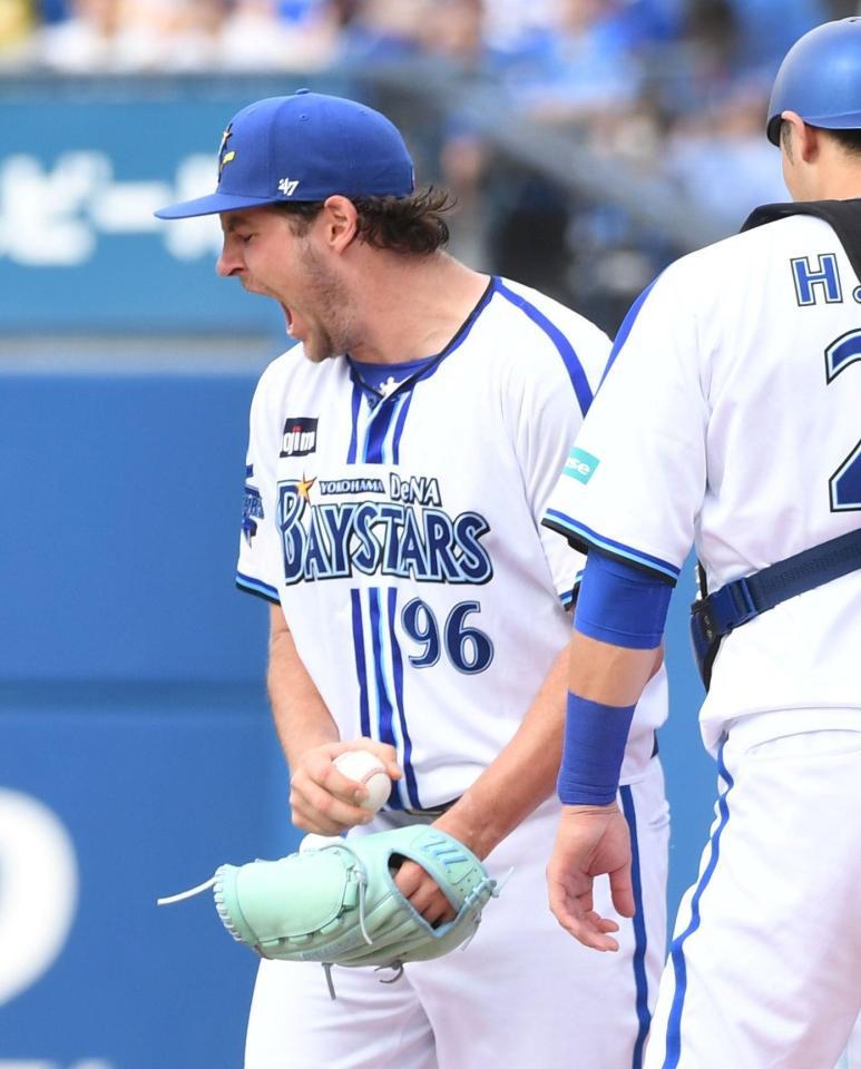 　１日の中日戦の６回、岡林の二塁へのゴロで内野陣はランダウンプレーに持ち込むが、１死も取れず激怒するバウアー（撮影・佐藤厚）