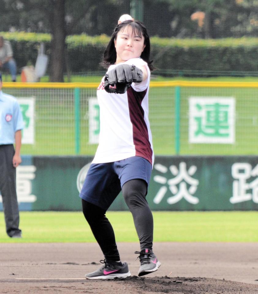 　堂々と始球式の大役を果たした明石清水・羽藤さん