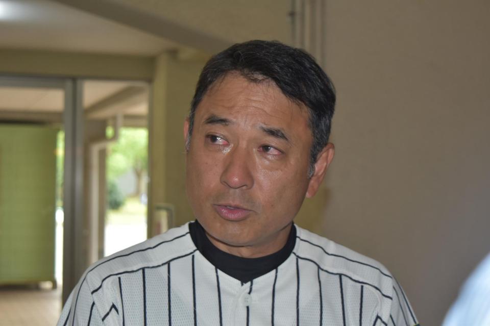 　試合後、涙ながらに取材に応じる西宮甲山・清水監督