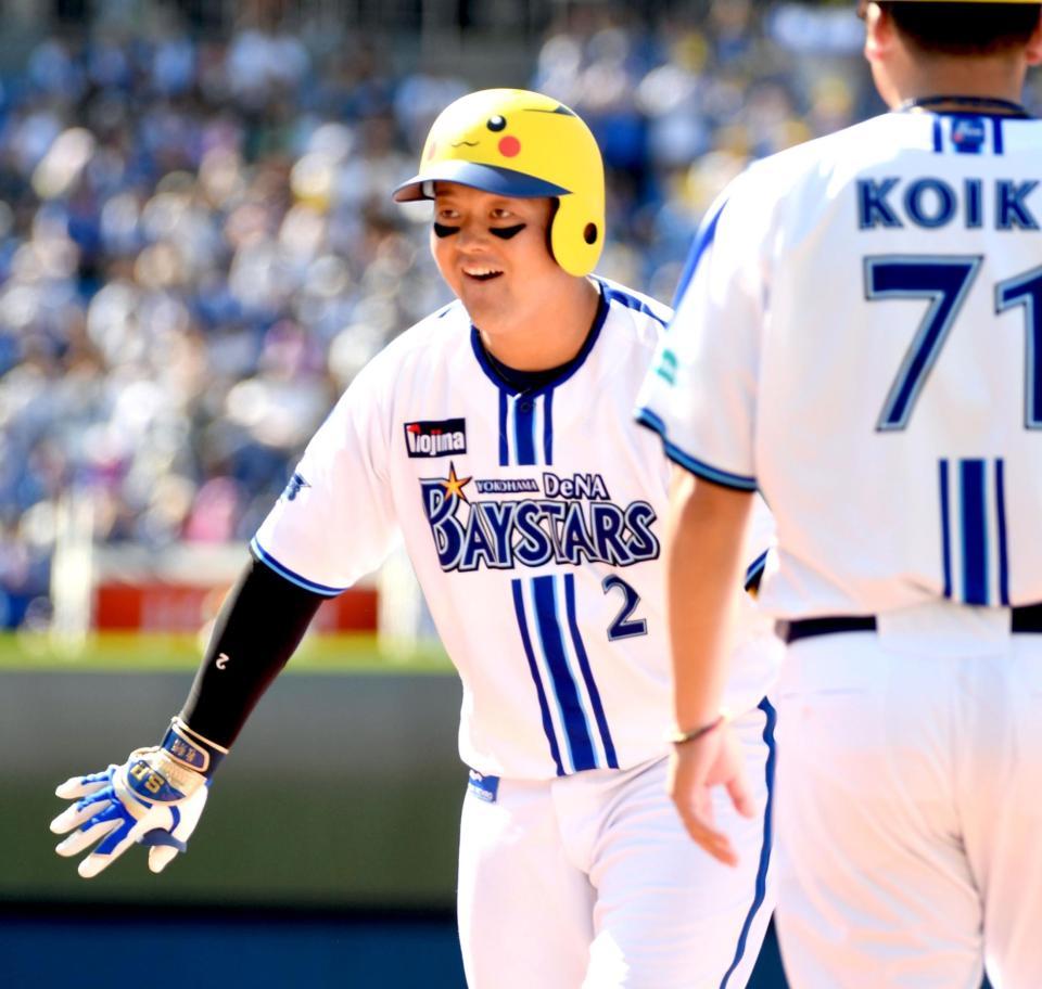 　３回、牧は右前に適時安打を放ち、笑顔を見せる（撮影・佐藤厚）