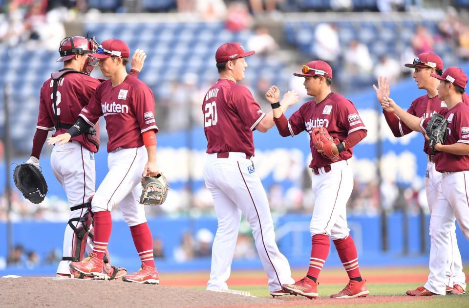 　ロッテに打ち勝ちタッチをかわす楽天ナイン（撮影・開出牧）