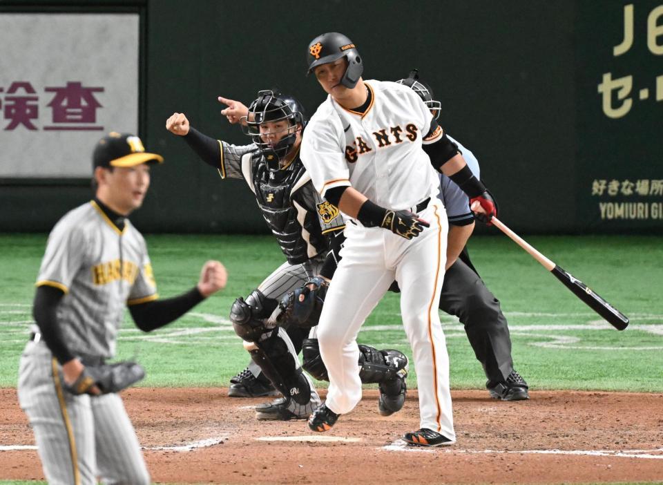 　１２回、チャンスで空振り三振に倒れる中田翔（撮影・金田祐二）