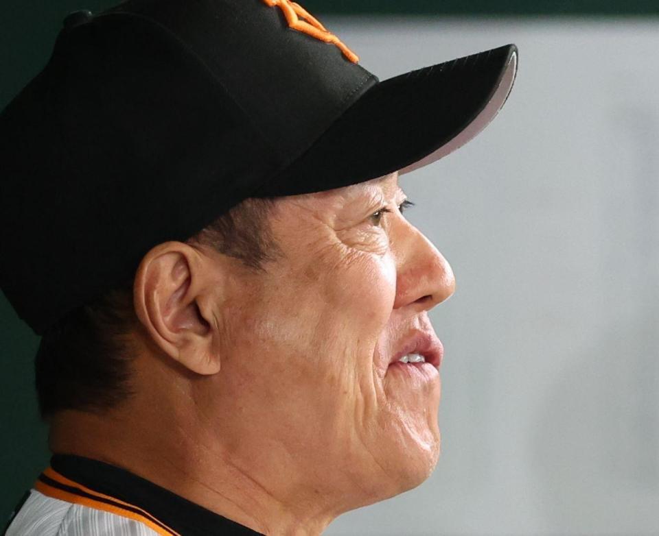 　ベンチで唇を噛む原監督（撮影・吉澤敬太）