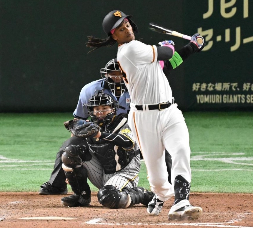 　１２回、空振り三振に倒れるウォーカー（撮影・金田祐二）