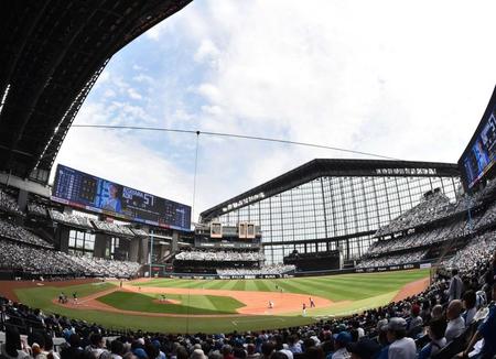 　「ファーストルーフオープンゲーム」と題して屋根を開放し、公式戦が開催されたエスコンフィールドＨＯＫＫＡＩＤＯ（撮影・中島達哉）