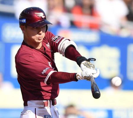 　６回、走者一掃の適時二塁打を放つ村林（撮影・開出牧）