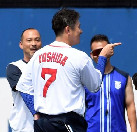 　レッドソックス・吉田のユニホームを着て練習する佐野（撮影・佐藤厚）