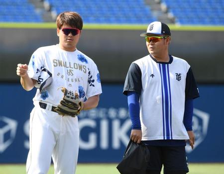 　高校の先輩・伊勢（右）と話す村上（撮影・佐藤厚）