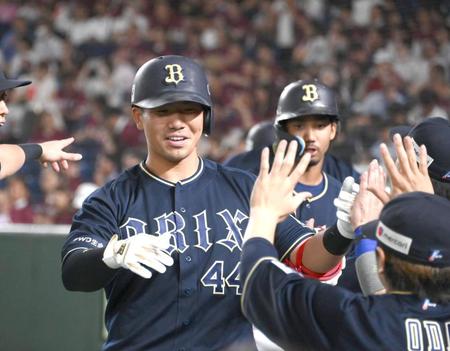 　１回、満塁本塁打を放ち迎えられる頓宮（撮影・堀内翔）