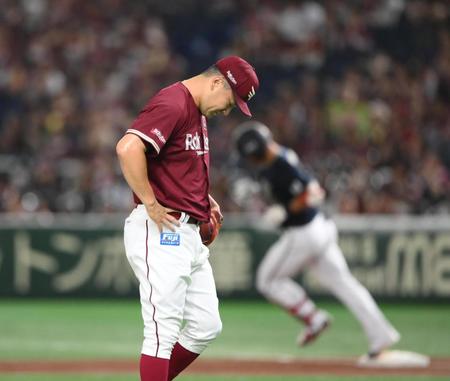 　１回、頓宮（後方）に満塁本塁打を浴びた田中将（撮影・堀内翔）