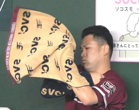 　１回、ベンチで右腕にタオルを巻く田中将（撮影・堀内翔）