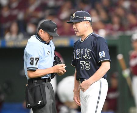 　４回途中、投手交代を告げる中嶋監督（撮影・堀内翔）