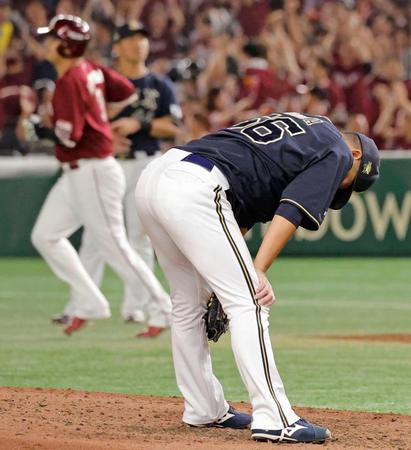 　４回、浅村（左）に満塁本塁打を浴びた小木田