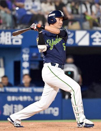 　９回、代打・川端が右翼線に勝ち越し二塁打を放つ