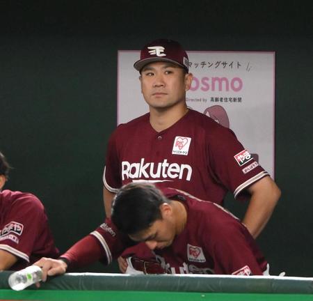 　試合後、ベンチで肩を落とす田中将（撮影・堀内翔）