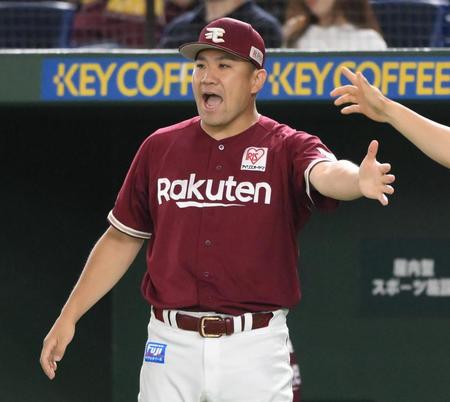 　９回、ベンチ前でナインを迎える田中将（撮影・堀内翔）