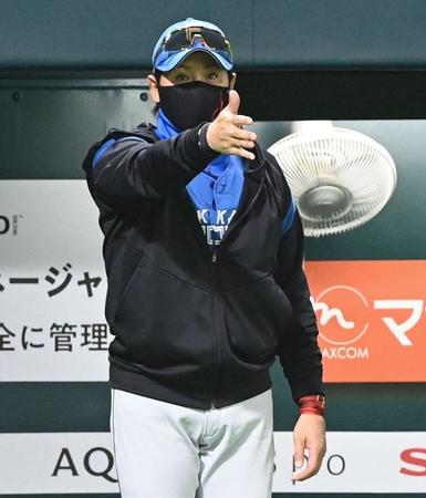 　６回、代打・谷内を告げる新庄監督