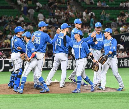 　ソフトバンクに勝利し、マウンドで喜ぶ日本ハムナイン