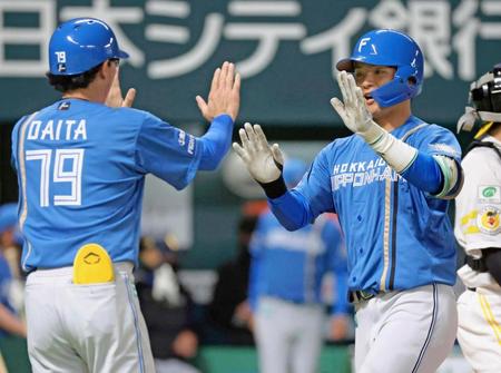 　２回、プロ初本塁打を放ちコーチとタッチする郡司