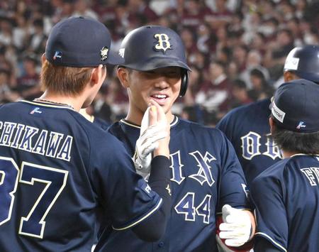 　４回、２ランを放ち迎えられる頓宮（中央）＝撮影・堀内翔